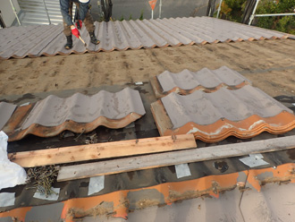 屋根葺き替え工事　古い屋根材を撤去し清掃
