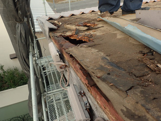 屋根葺き替え工事　傷んだ野地板は交換する