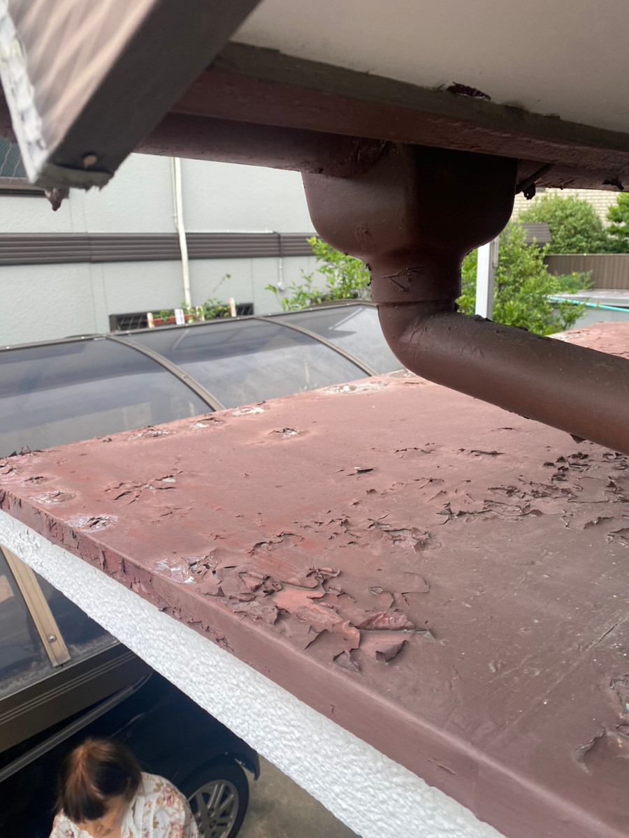 名古屋市守山区で玄関庇の塗装剥離が原因で雨シミが発生しておりました