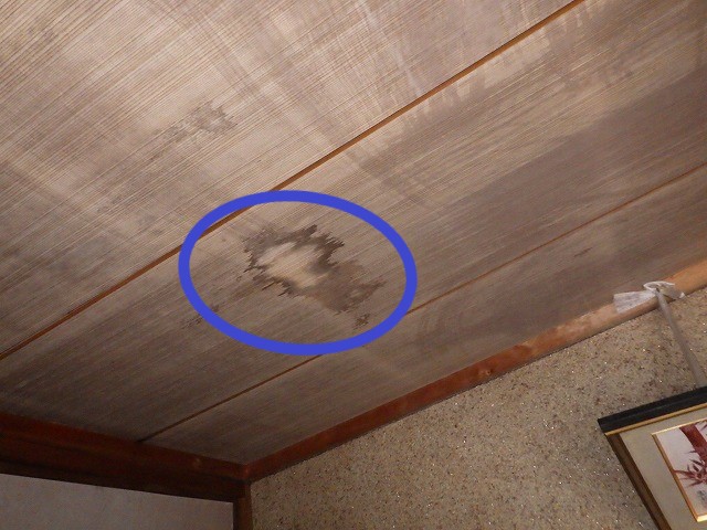 平野区O様邸の天井の雨染みの写真
