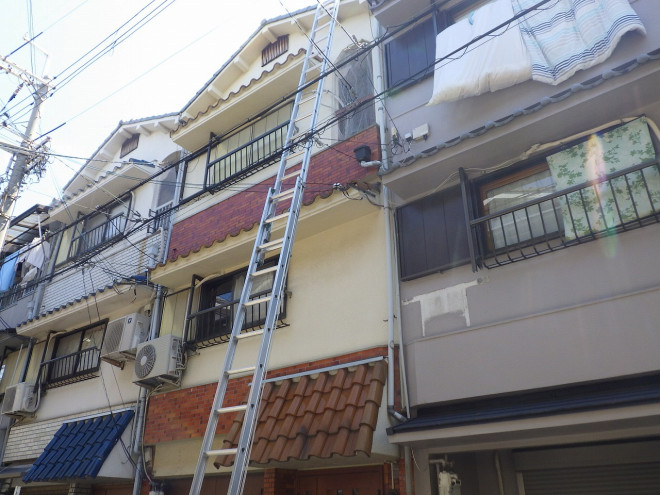 東大阪市の瓦葺きで3階建ての戸建に住まいのお客様から雨漏りのご相談（雨漏り調査・点検・お見積り無料です！）