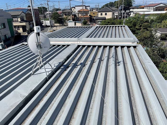 越谷市で雨漏りのある戸建て住宅にて屋根カバー工事を行いました。