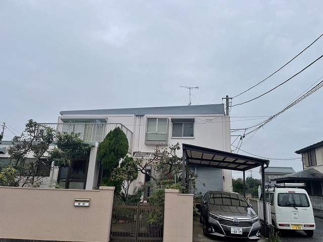 越谷市でカーポートの雨樋掃除や雨樋取り付け　換気扇カバー　コーキング　玄関　部分補修工事を行いました