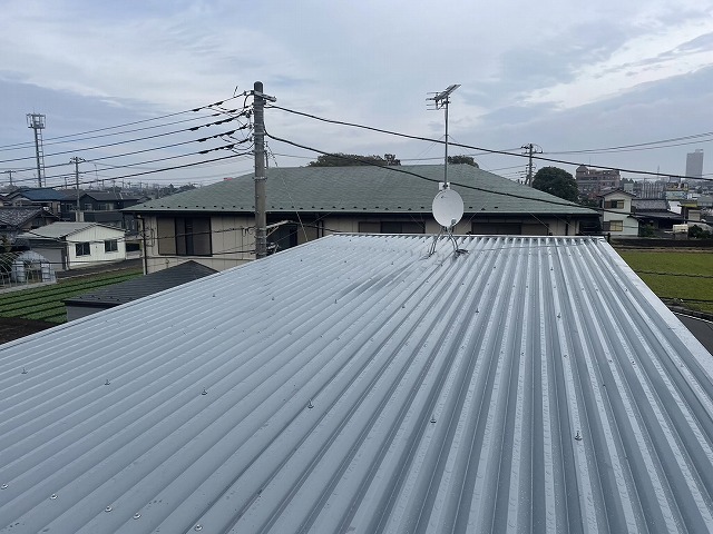 越谷市で屋根の老朽化による雨漏りで行った屋根カバー工事の様子