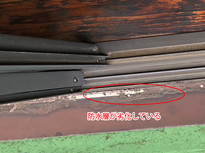 窓際の防水層剥がれ