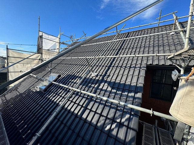 羽生市の瓦屋根木造二階建て住宅にて金属屋根へ葺き替え工事を行いました！