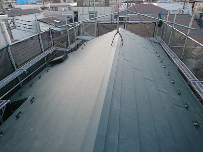 スーパーガルテクトにて屋根カバー工事を行い雨漏りを改善