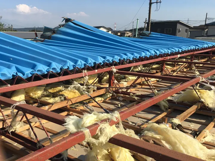台風で折板屋根が飛散し、骨組みが剥き出しに