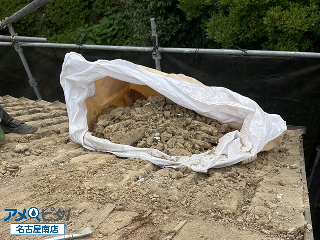 袋に屋根土を積みます