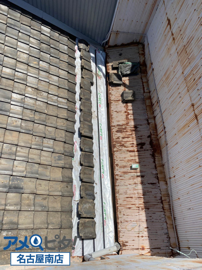 屋根瓦が施工しやすいように屋根瓦を均等に置き直していきます。