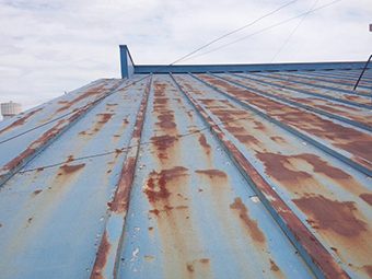 塗装が劣化した金属屋根