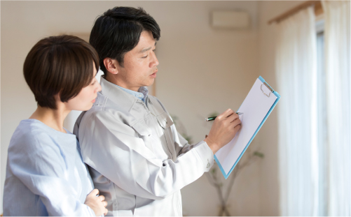 家の点検をお客様と行う様子