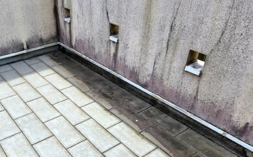 バルコニーの外壁に大きなクラックや苔、カビが発生