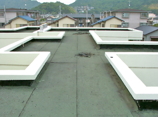雨漏りが発生しているマンションの屋上