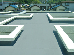 塩ビシート防水で雨漏り修理が完了したマンションの屋上