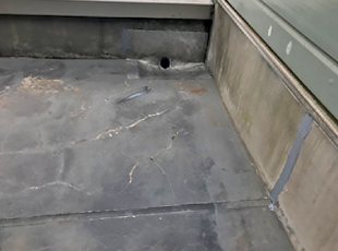 バルコニーの表面に大きなひび割れが発生