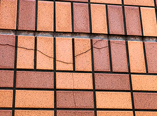 マンションのタイル外壁にひび割れ