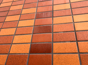 タイルの差し替えと目地モルタルによる補修工事が完了したタイル外壁