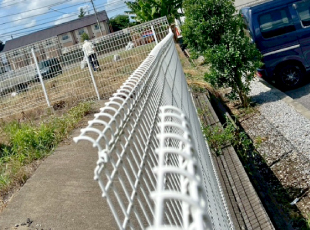 強風で倒壊したマンションのフェンス