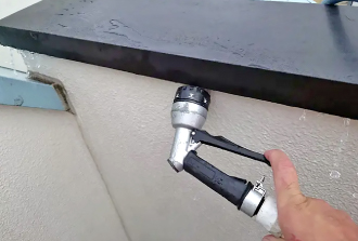 バルコニーの笠木との継ぎ目に散水調査を行う様子