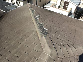 アスファルトシングルの棟にあった屋根材が広範囲に剥がれています