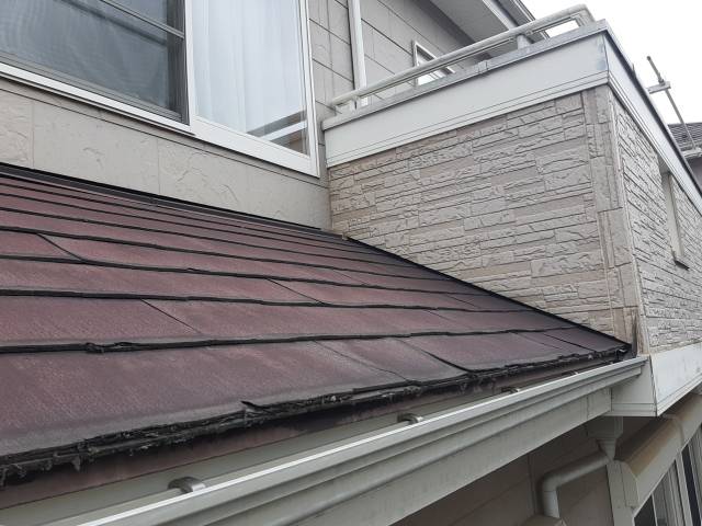 屋根材がめくれて劣化した施工前の屋根