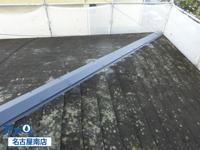 豊明市にてカラーベストから金属屋根にカバー工法するために棟板金の取り外しと水切り板金の取付工事