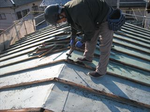 葺き替え施工中