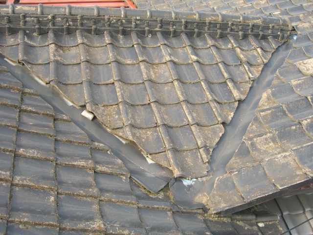 03名古屋市中区　谷樋交換　屋根形状によっては谷樋が必要となります。