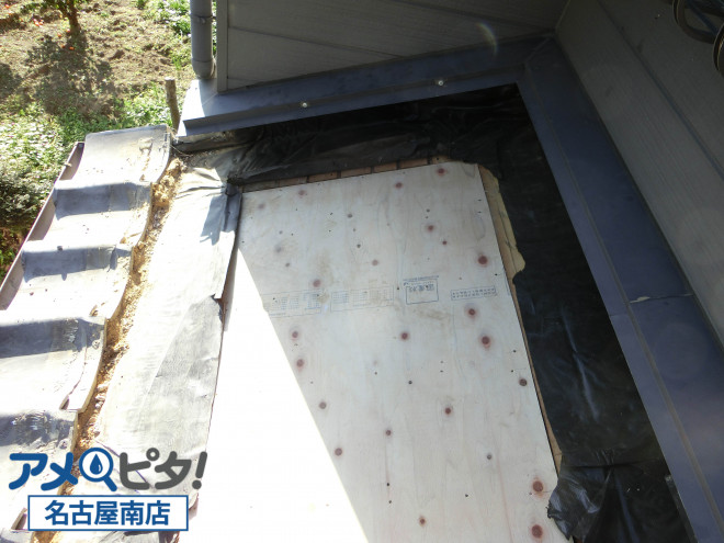 取り外した天窓部分に構造用合板で屋根野地を埋めます。