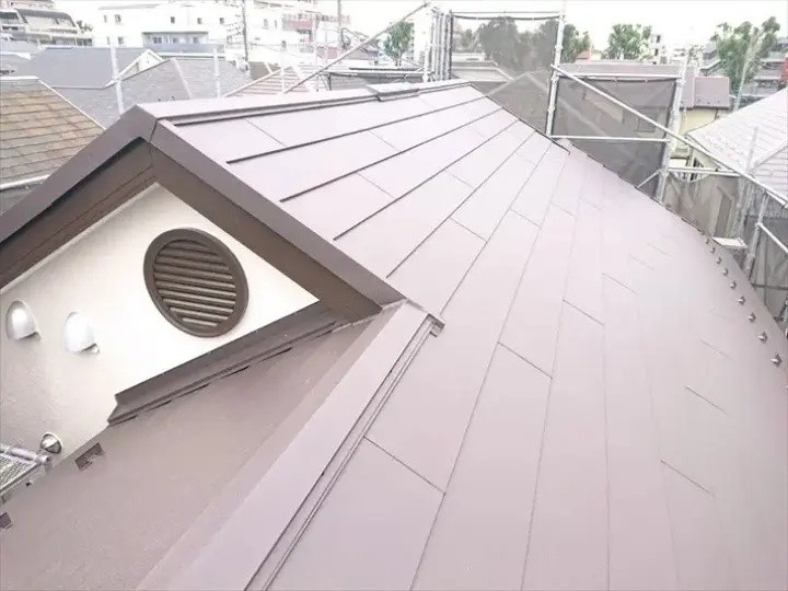 スレート屋根へスーパーガルテクトを採用した葺き替え工事が完工した住居の外観