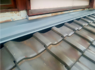 水切り板金を新しく取り替えた施工後の差し掛け屋根
