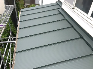 美しいモスグリーン色の金属屋根にて施工が完了しました