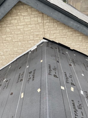 防水シートは屋根と外壁の間にも隙間なく張ります