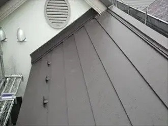 スーパーガルテクトを採用した葺き替え工事後の屋根