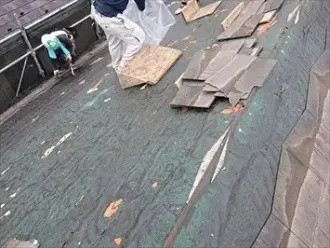 屋根上の2か所に雨漏りの跡が判明