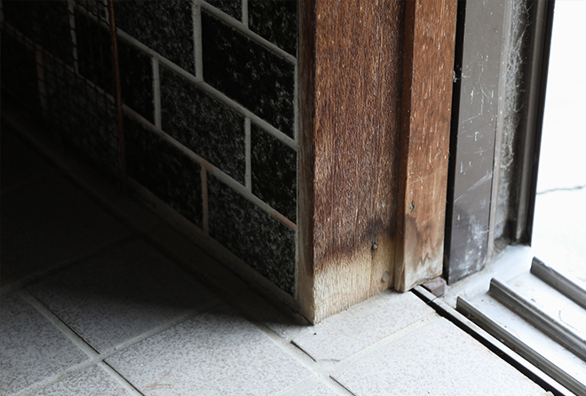 内部結露で玄関ドアサッシの廻りの木材に水が染み込んでいます