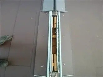 棟板金の取り付け作業
