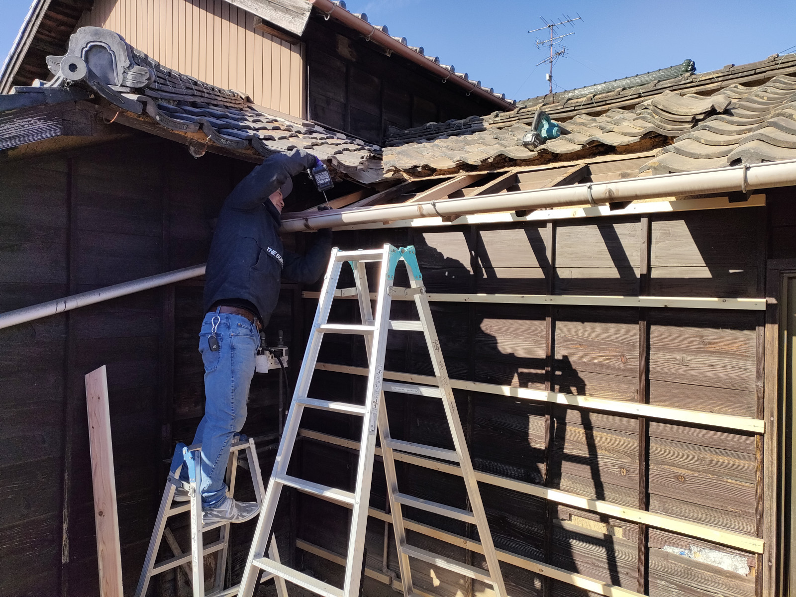 屋根と屋根瓦の一部修繕工事