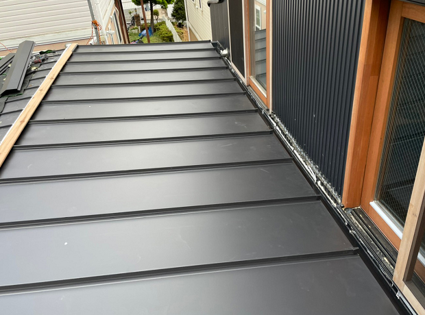 ガルバリウム鋼板屋根への施工と外壁との取り合いに雨仕舞を施工