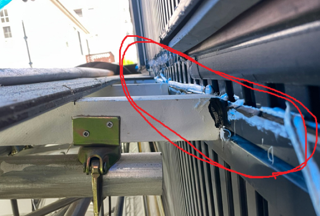 雨仕舞に施されたコーキングだけでは雨水の浸入を防ぐことができませんでした