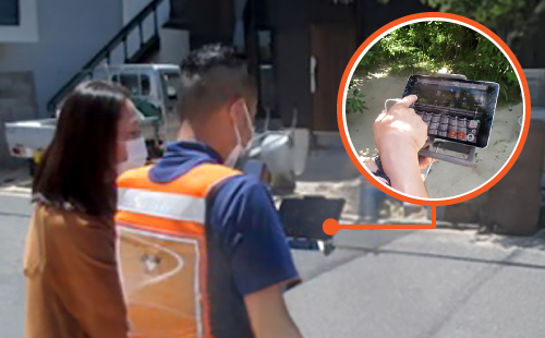 赤外線カメラのモニター画面をお客様と一緒に確認