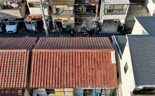 狭小地のお住まいもドローンなら足場を組むことなく屋根の様子を撮影できます