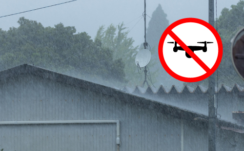 大雨や台風など悪天候の場合、ドローンの飛行は禁止
