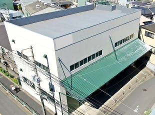 防水塗装で雨漏りが解消された施工後の倉庫を上空から撮影