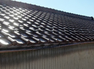 瓦屋根の部分的な下地補修と防水シートの張り直しが完了した瓦屋根