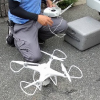 ドローンを操作する雨漏り業者