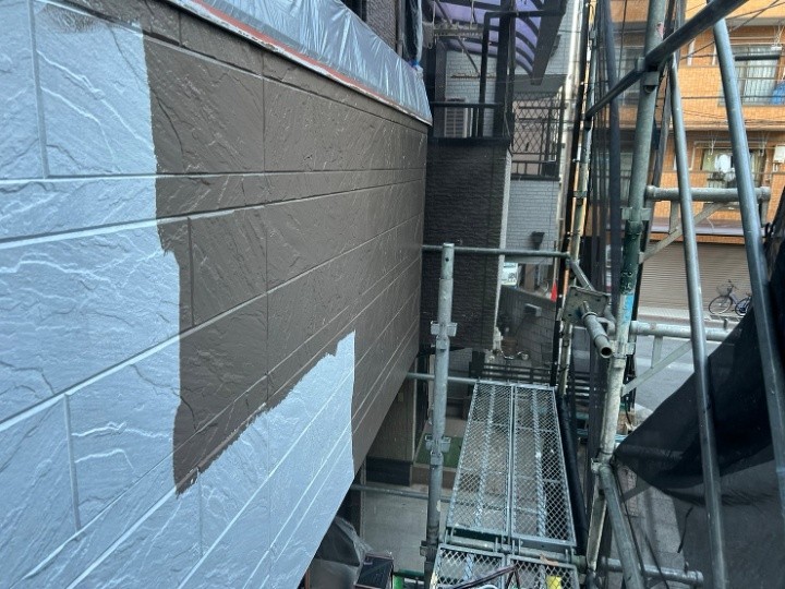 エスケープレミアム無機で塗装作業