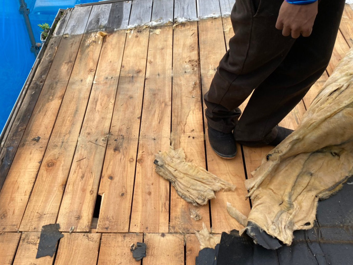 屋根の部分葺き替え工事　防水紙撤去