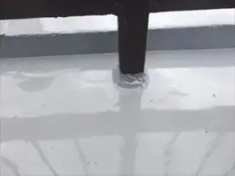 鉄骨製手すりの根元に水抜き穴作り